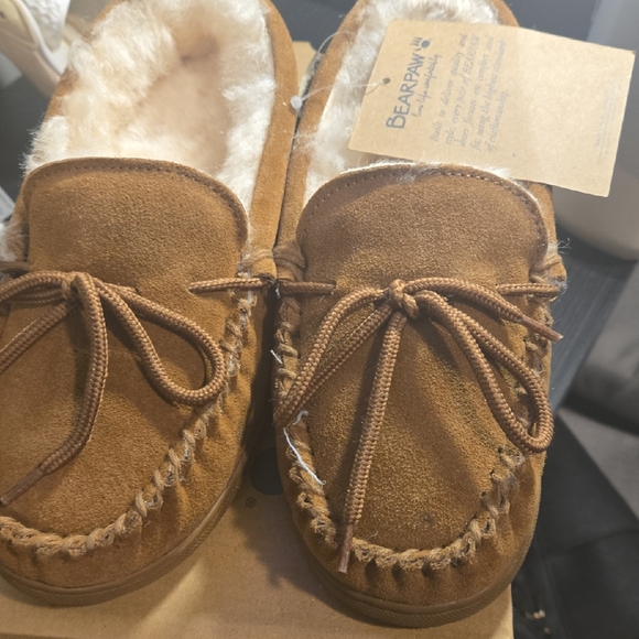 BearPaw Shoes - Nwt- BearPaw Chestnut Brown Shearling Moccasin Slippers Size 6